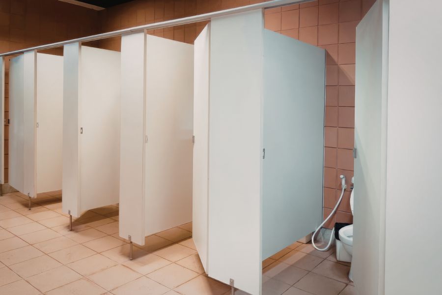 Separadores fenólicos para urinarios de uso intensivo