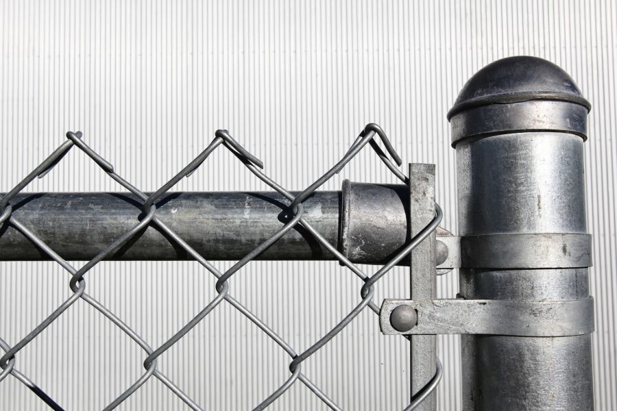 Postes para vallas metálicas y cerramientos exteriores